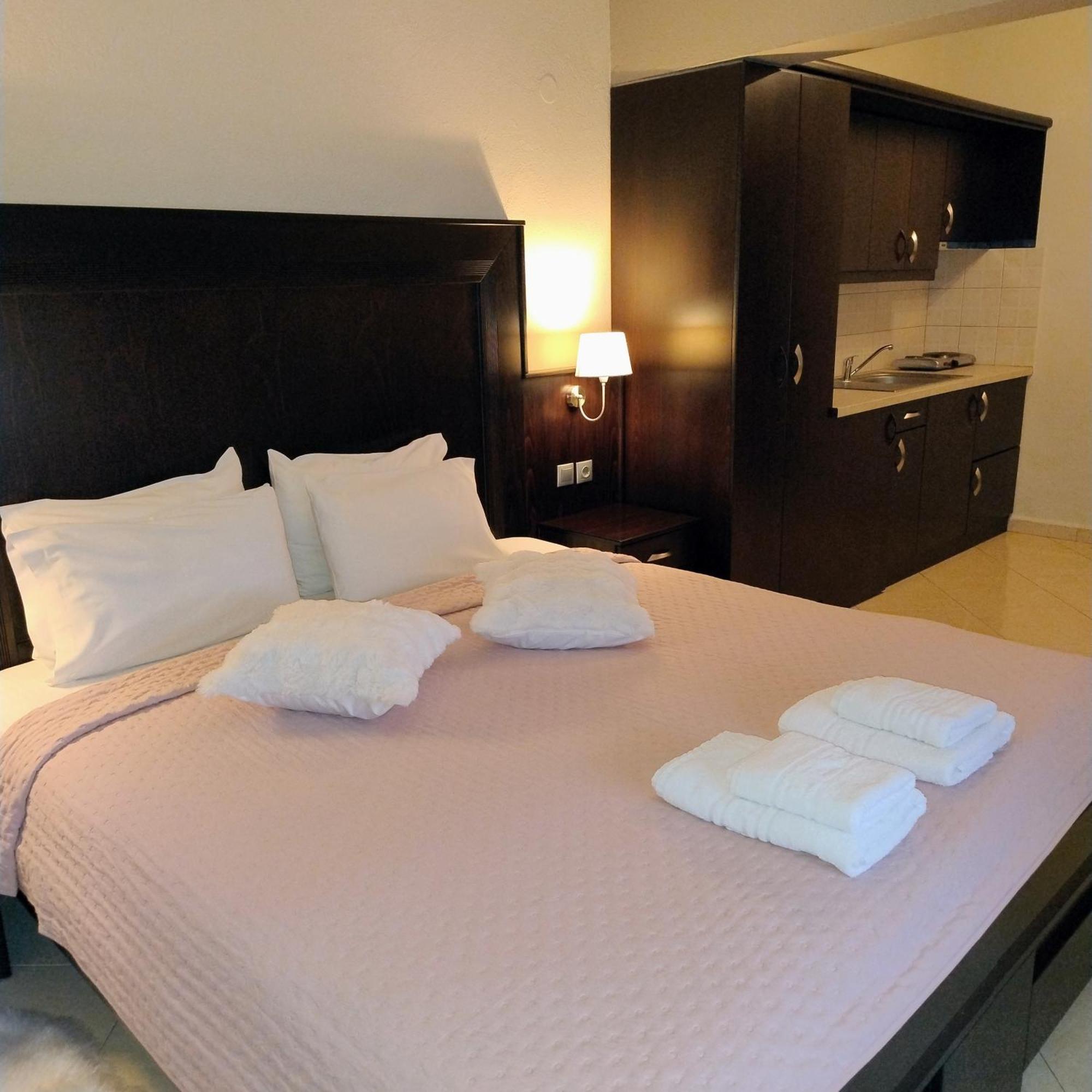 Neraides Hotell Káto Loutrákion Exteriör bild